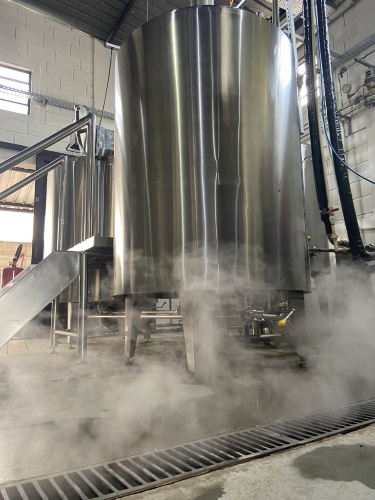 Equipamentos e processo de brassagem e fervura na indústria Maltesa